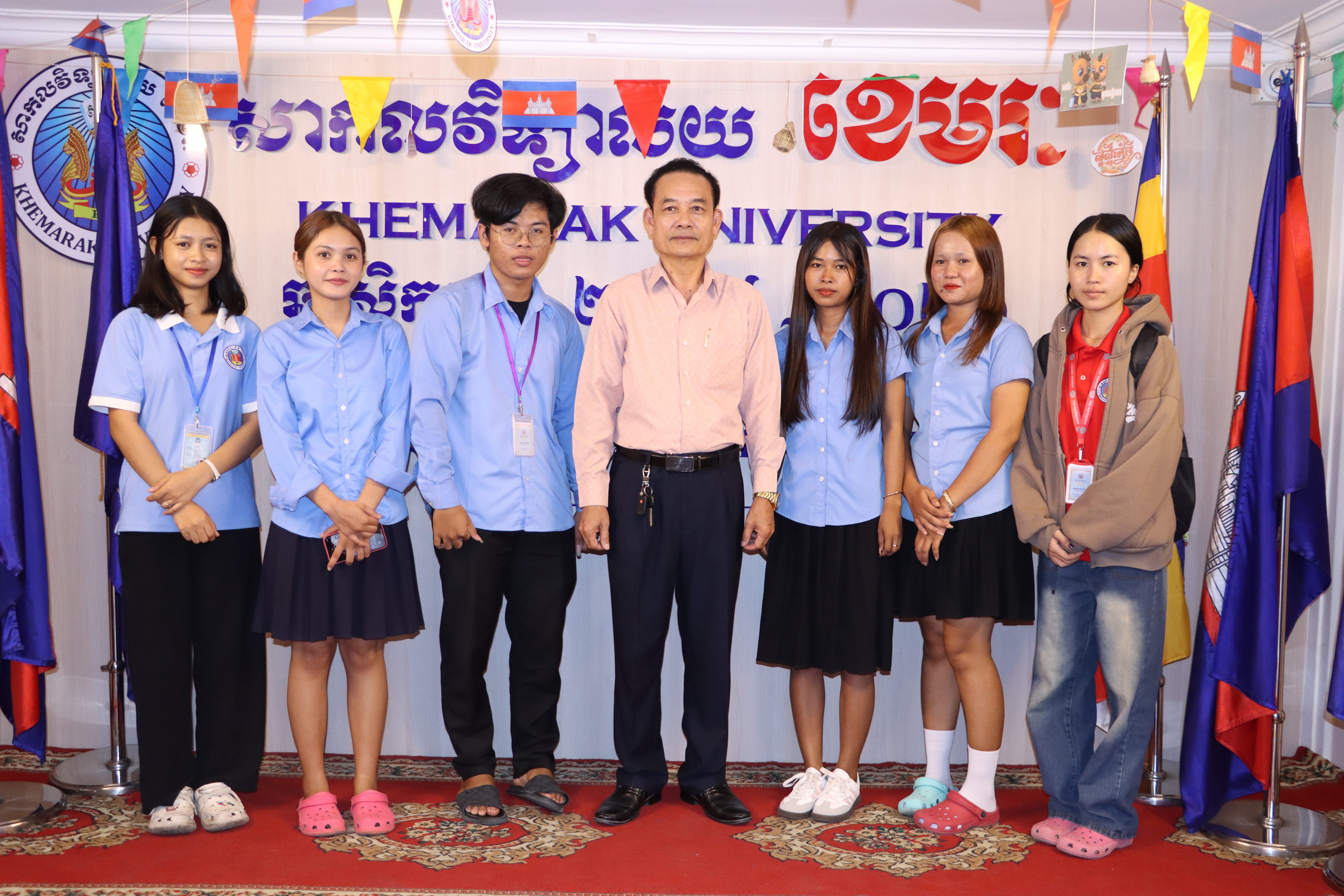 កម្រងរូបភាពអនុស្សាវរីយ៍ និស្សិតថ្នាក់បរិញ្ញាបត្រ បង្រៀនដោយសាស្ត្រាចារ្យ បណ្ឌិត ឈត ប៊ុនថង  មុខវិជ្ជា​ ទស្សនៈវិជ្ជា ជំនាន់ទី២២ វគ្គចន្ទ​ សុក្រ